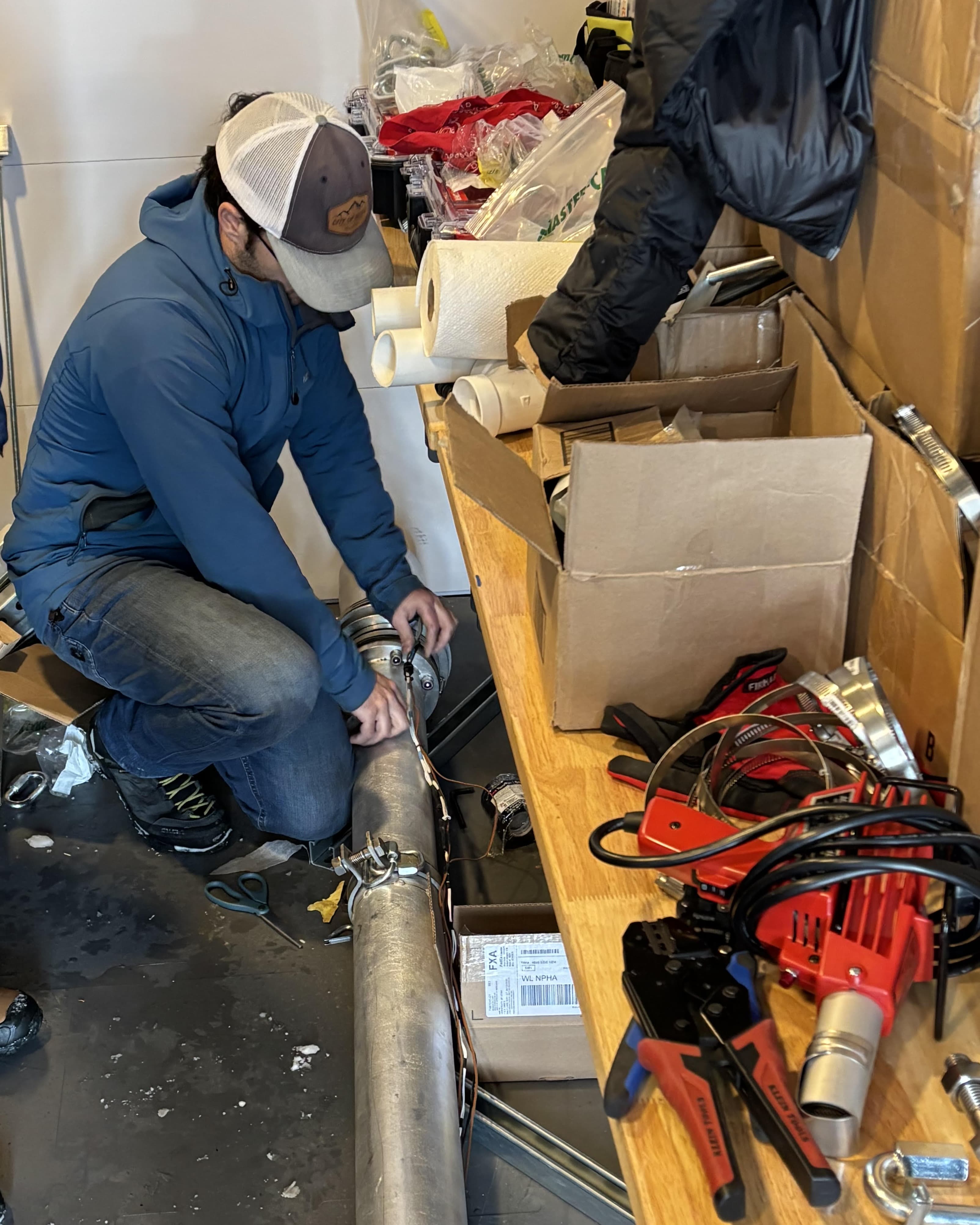 Wiring power cables for inlet heaters running down the inlet into a controller